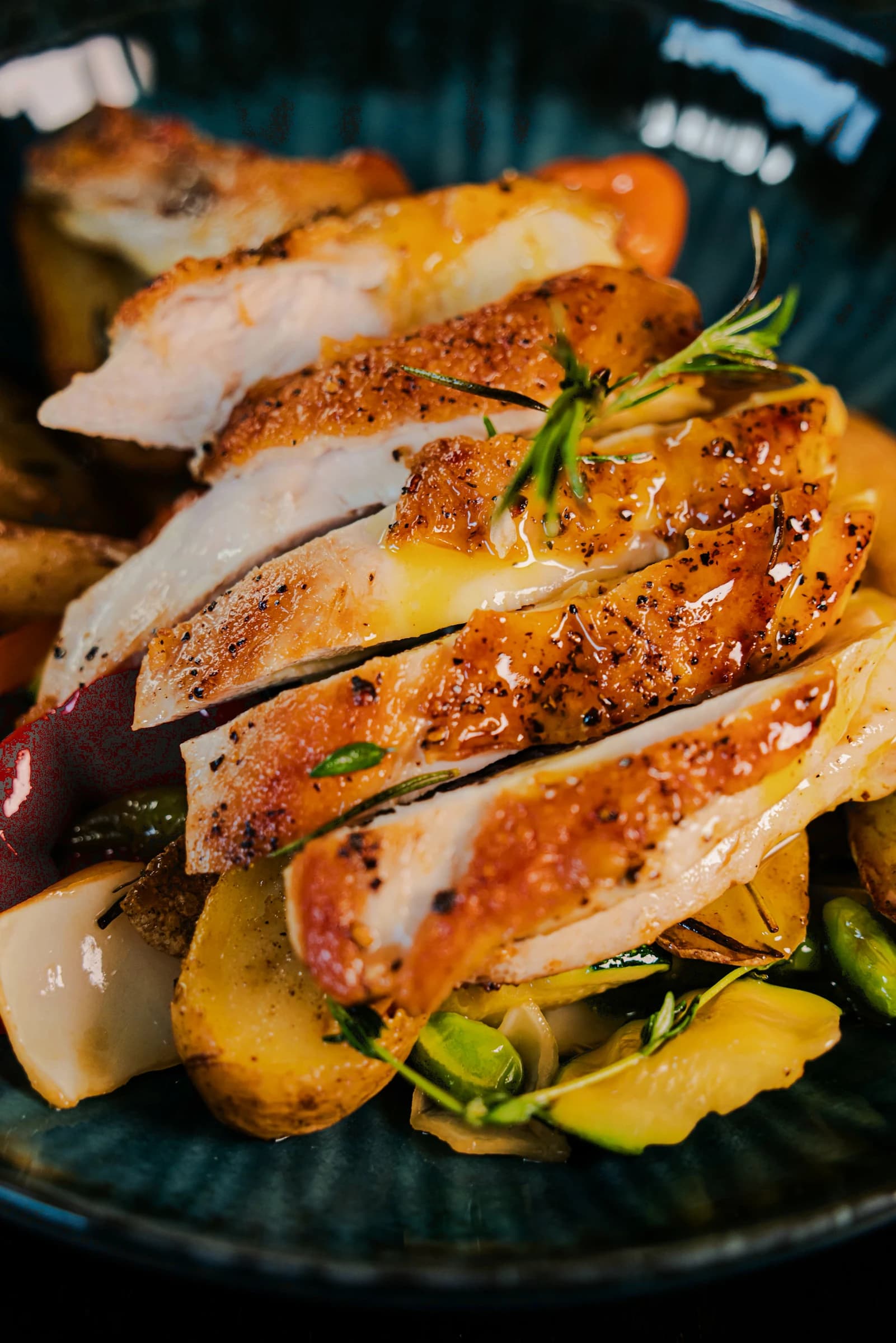Gebratenes Hähnchen mit Kartoffeln und Gemüse im Easy Rabbit